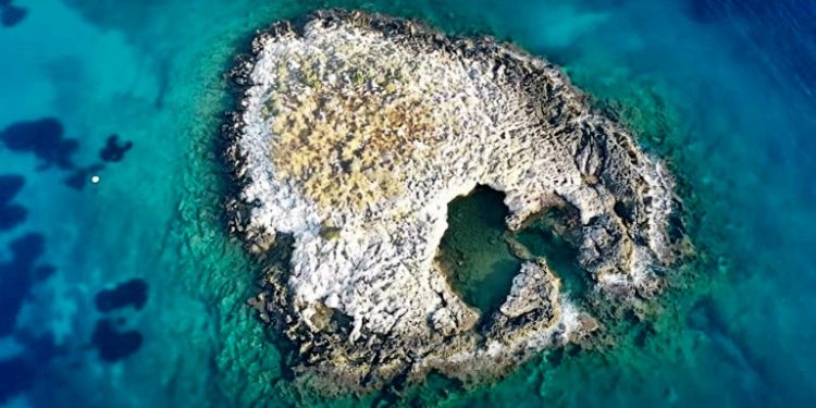 Ένα άγνωστο διαμαντάκι της Αττικής με φυσική πισίνα που πας κολυμπώντας [video]