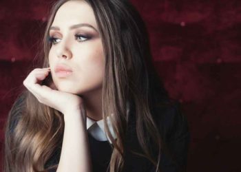 Με τις “Αγάπες των μετρό” η Νικόλ Σαραβάκου στην ταράτσα της Οδού Λυσίου στην Πλάκα