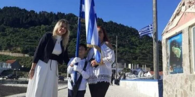 Παρέλασε μόνος, αλλά γεμάτος περηφάνια ο μικρός Τάσος