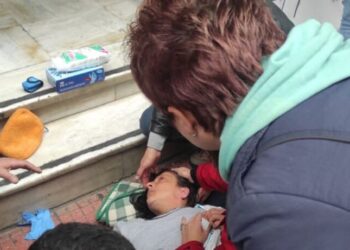 Λιποθυμικό επεισόδιο γυναίκας υγειονομικού έξω από το Υπουργείο Υγείας