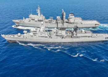 Πλωτό τείχος στο Αιγαίο με δώδεκα πολεμικα.