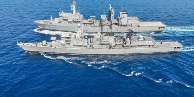 Πλωτό τείχος στο Αιγαίο με δώδεκα πολεμικα.