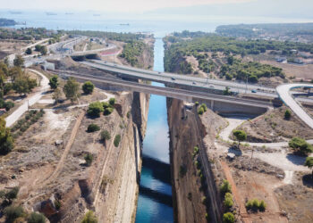 Ισθμός της Κορίνθου – Νέες κατολισθήσεις κατέστησαν ξανά απαγορευτική τη διέλευση πλοίων