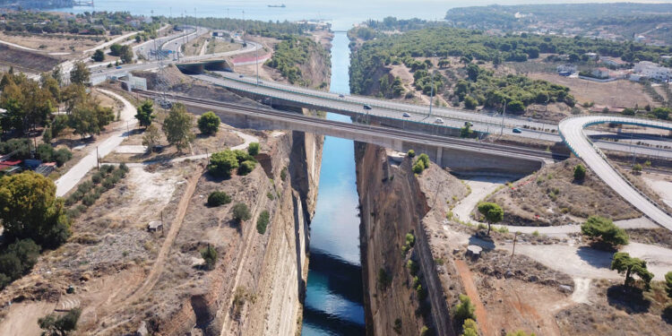Ισθμός της Κορίνθου – Νέες κατολισθήσεις κατέστησαν ξανά απαγορευτική τη διέλευση πλοίων