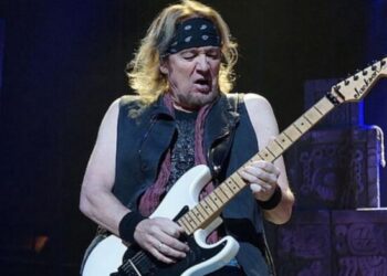 Ο Adrian Smith των Iron Maiden χαλαρώνει στα γαλανά νερά της Ελλάδας (Αποκλειστικό )