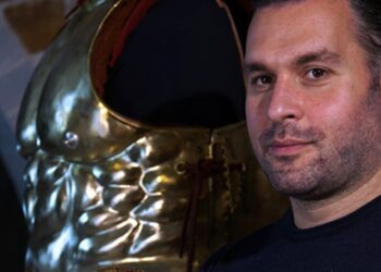 Δια πυρός και μπρούτζου: Ο μοναδικός αρματοποιός στην Ελλάδα μας μίλησε για το έργο του