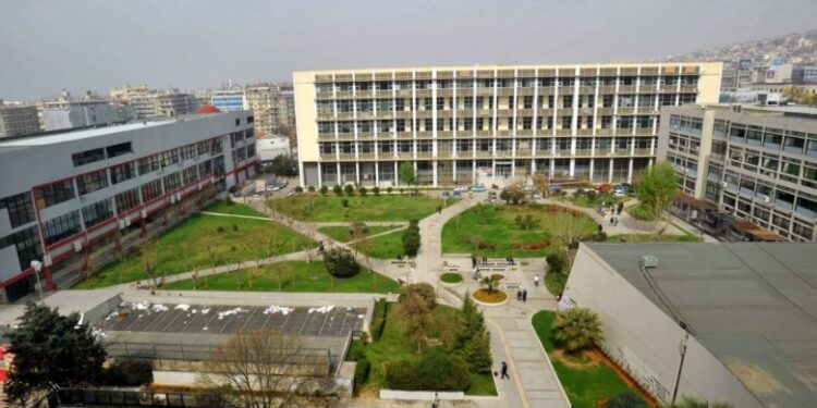 Αιματηρή συμπλοκή με πυροβολισμούς στο Αριστοτέλειο Πανεπιστήμιο Θεσσαλονίκης με έναν τραυματία