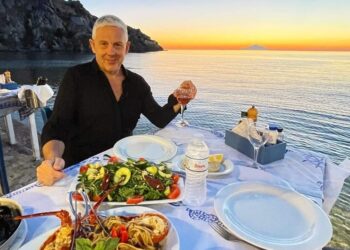 Ο Τάσος Δούσης μας δίνει συμβουλές για να μην είμαστε κακοί πελάτες