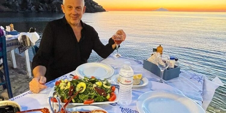 Ο Τάσος Δούσης μας δίνει συμβουλές για να μην είμαστε κακοί πελάτες