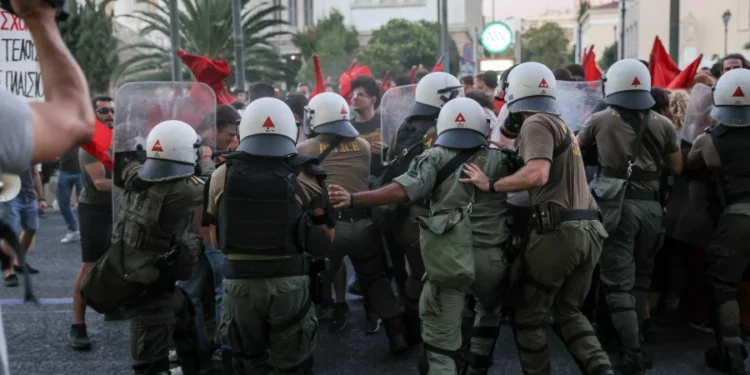 Ένταση στο πανεκπαιδευτικό συλλαλητήριο στα Προπύλαια