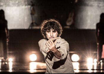 «Ιστορία ενός σκύλου που τον έλεγαν πιστό»: Το έργο του Λούις Σεπούλβεδα επιστρέφει στο θέατρο