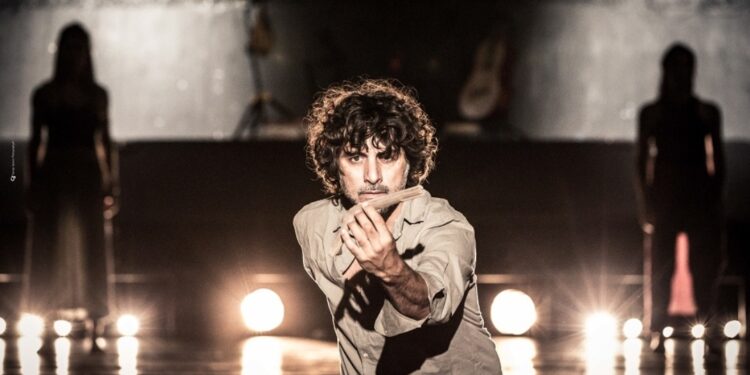 «Ιστορία ενός σκύλου που τον έλεγαν πιστό»: Το έργο του Λούις Σεπούλβεδα επιστρέφει στο θέατρο