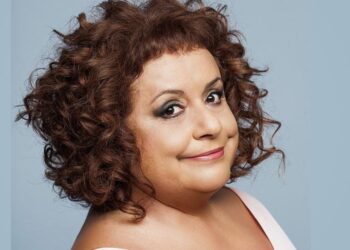 Η Ελένη Κοκκίδου έχει το σπίτι που όλοι φανταζόμασταν, τη παράσταση κλέβει το άγαλμα της μητέρας της