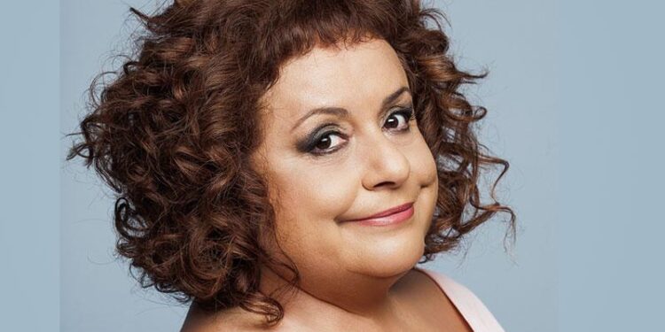 Η Ελένη Κοκκίδου έχει το σπίτι που όλοι φανταζόμασταν, τη παράσταση κλέβει το άγαλμα της μητέρας της