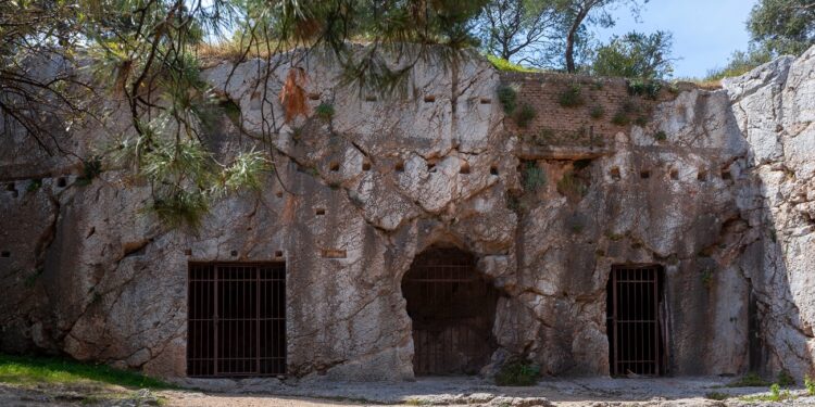 Φυλακή του Σωκράτη: Η σπηλιά στο κέντρο της Αθήνας