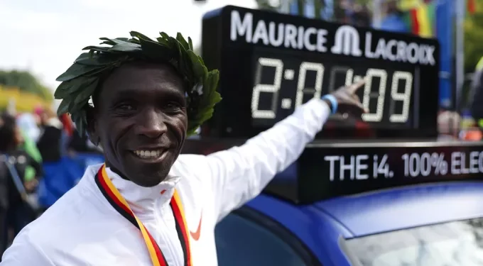 Μαραθώνιος: Νέο παγκόσμιο ρεκόρ στα 2:01:09 από τον Κενυάτη Κιπτσόγκε