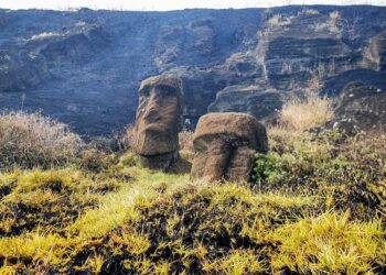 Nησί του Πάσχα: «Ανεπανόρθωτη» ζημιά στα διάσημα πέτρινα αγάλματα μετά από φωτιά