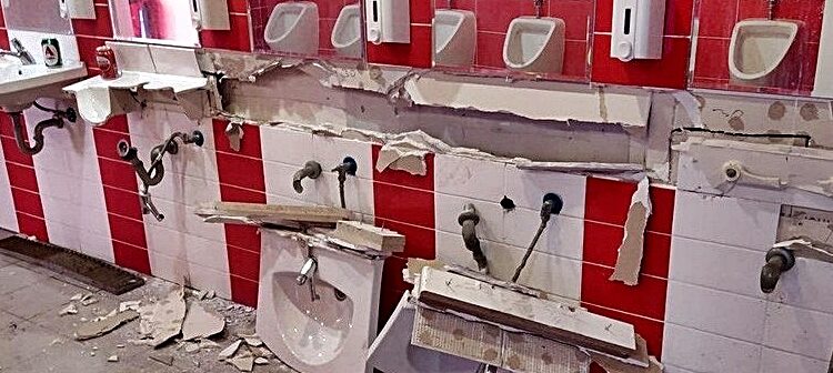 Αγανακτισμένοι «φίλαθλοι» του Ολυμπιακού γκρέμισαν τις τουαλέτες του «Γ. Καραϊσκάκης» μετά την ήττα από τον ΠΑΟΚ