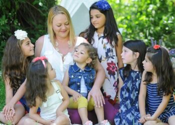 Ανύπαντρη γυναίκα υιοθέτησε 6 μικρές αδερφούλες για να μην ζήσουν ούτε μέρα η μία μακριά από την άλλη