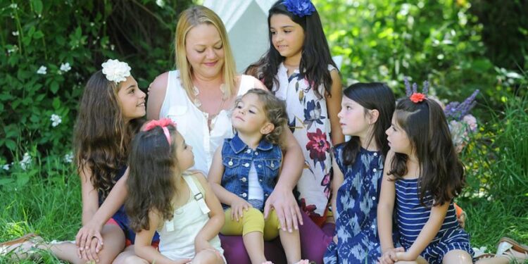 Ανύπαντρη γυναίκα υιοθέτησε 6 μικρές αδερφούλες για να μην ζήσουν ούτε μέρα η μία μακριά από την άλλη