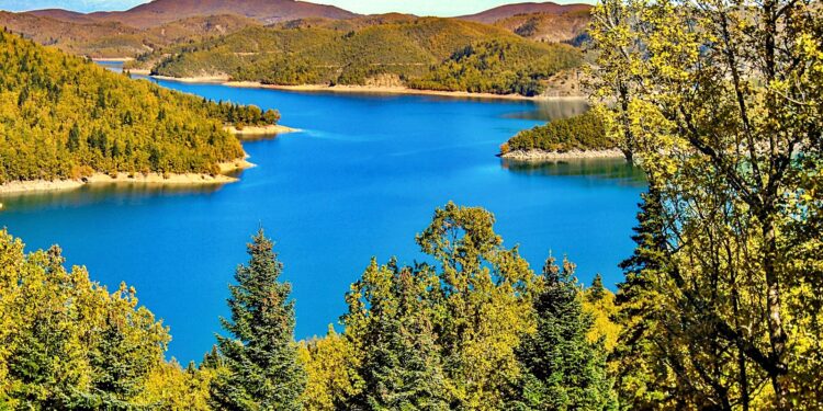 Λίμνη Πλαστήρα: η μαγική παλέτα της φύσης