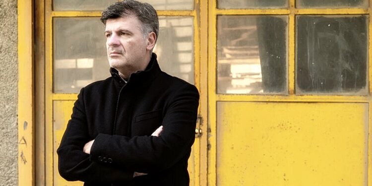 Ανακοίνωση του Φοίβου Δεληβοριά για την εμφάνισή του μετά την τραγωδία στα Τέμπη