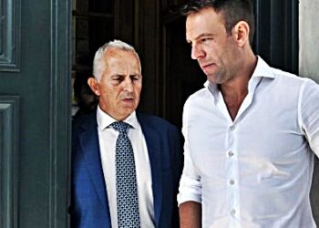 Πηδάει κι ο «Ναυαρχούκος» από τη σκούνα….;