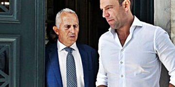 Πηδάει κι ο «Ναυαρχούκος» από τη σκούνα….;