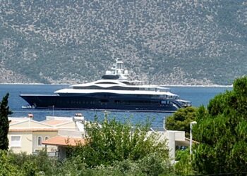 ο Ζούκερμπεργκ με το Μega Υacht των $400 εκατομμυρίων και το συνοδευτικό σκάφος των $30 εκατομμυρίων,  απολαμβάνει…
