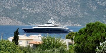 ο Ζούκερμπεργκ με το Μega Υacht των $400 εκατομμυρίων και το συνοδευτικό σκάφος των $30 εκατομμυρίων,  απολαμβάνει…